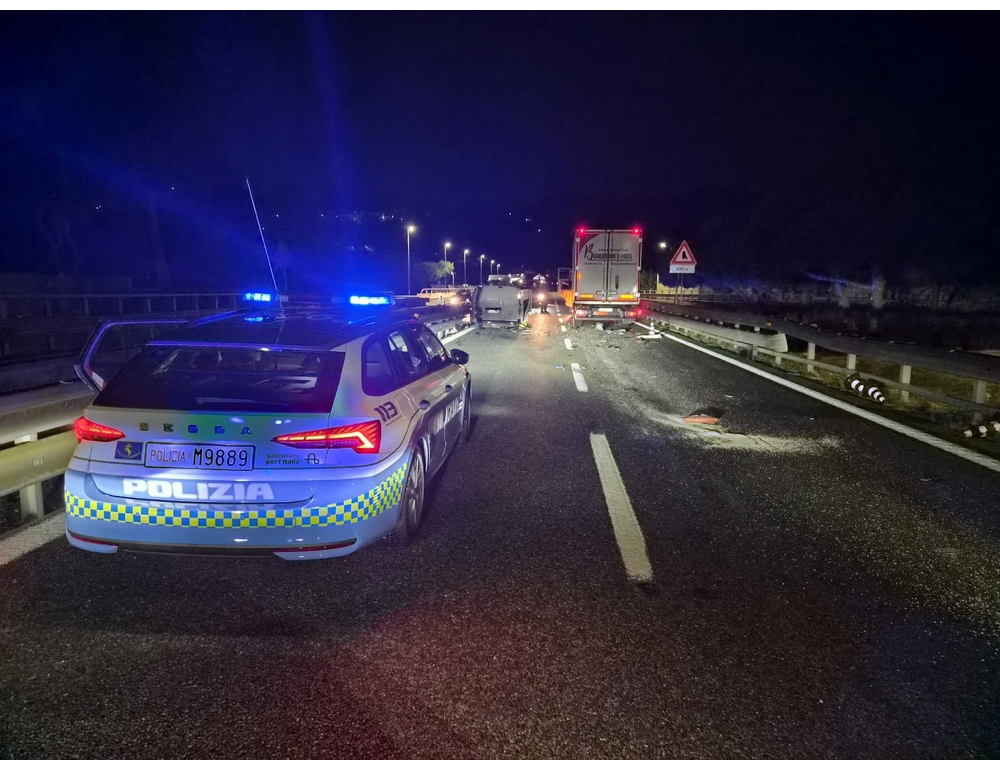 Camion travolge un mezzo con due operai in un cantiere su A10, uno è grave