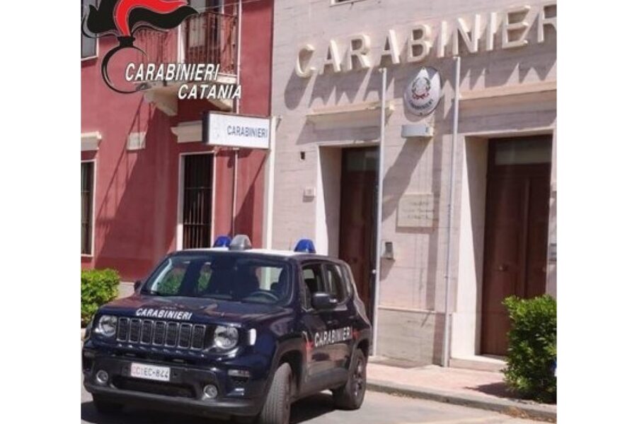 Con un collega il 25enne era intervenuto in un'abitazione per un caso di autolesionismo