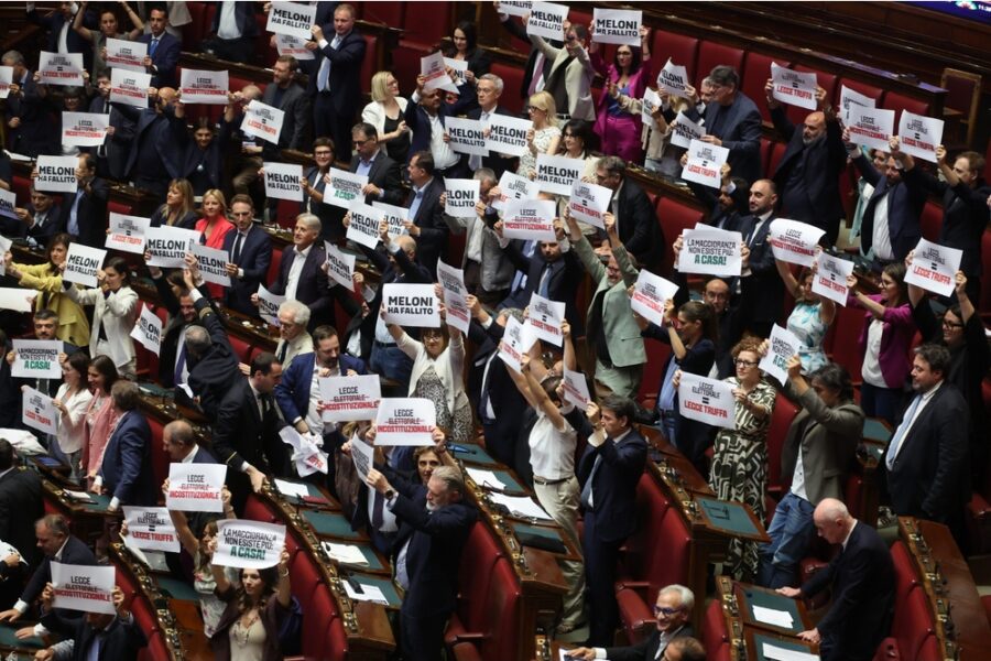 'La maggioranza non esiste più'. I commessi li hanno rimossi