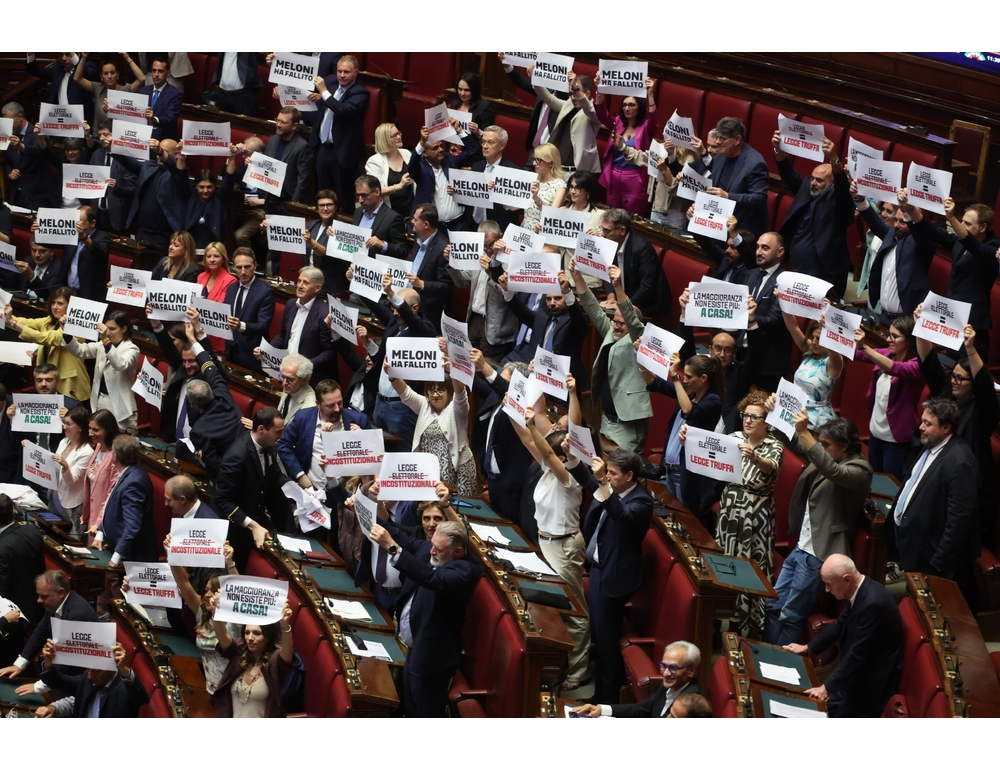 Cartelli delle opposizioni in Aula contro la legge elettorale, "è truffa, a casa"