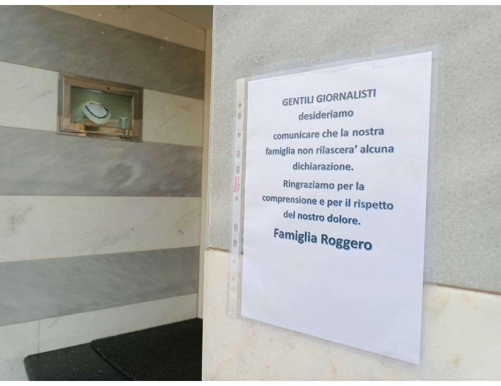 Cartello fuori da gioielleria di Roggero avvisa: ‘nessuna dichiarazione’