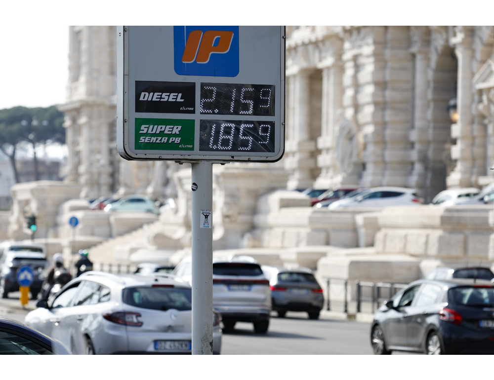 Cdm alle 17.30, in arrivo l’intervento ponte sui carburanti