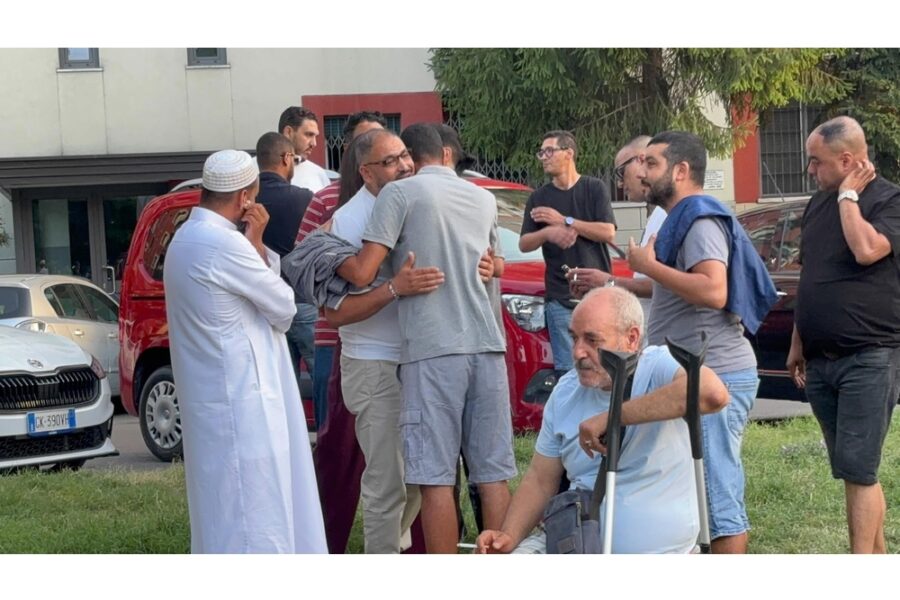 Abbracci e passi del Corano in memoria del 42enne morto domenica scorsa