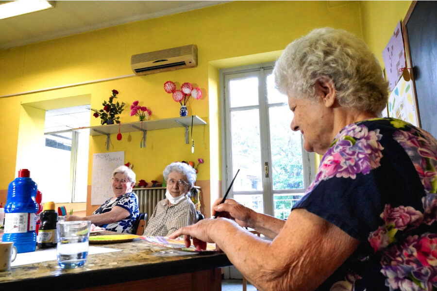 Diminuiti del 16% gli autosufficienti. Un 85enne su due vive da solo.