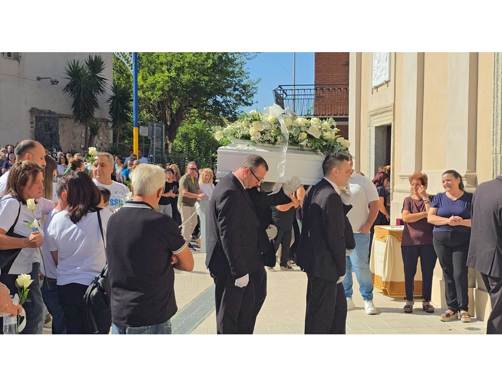 Chiesa gremita a Zungri per l’ultimo saluto al bimbo di un anno e mezzo