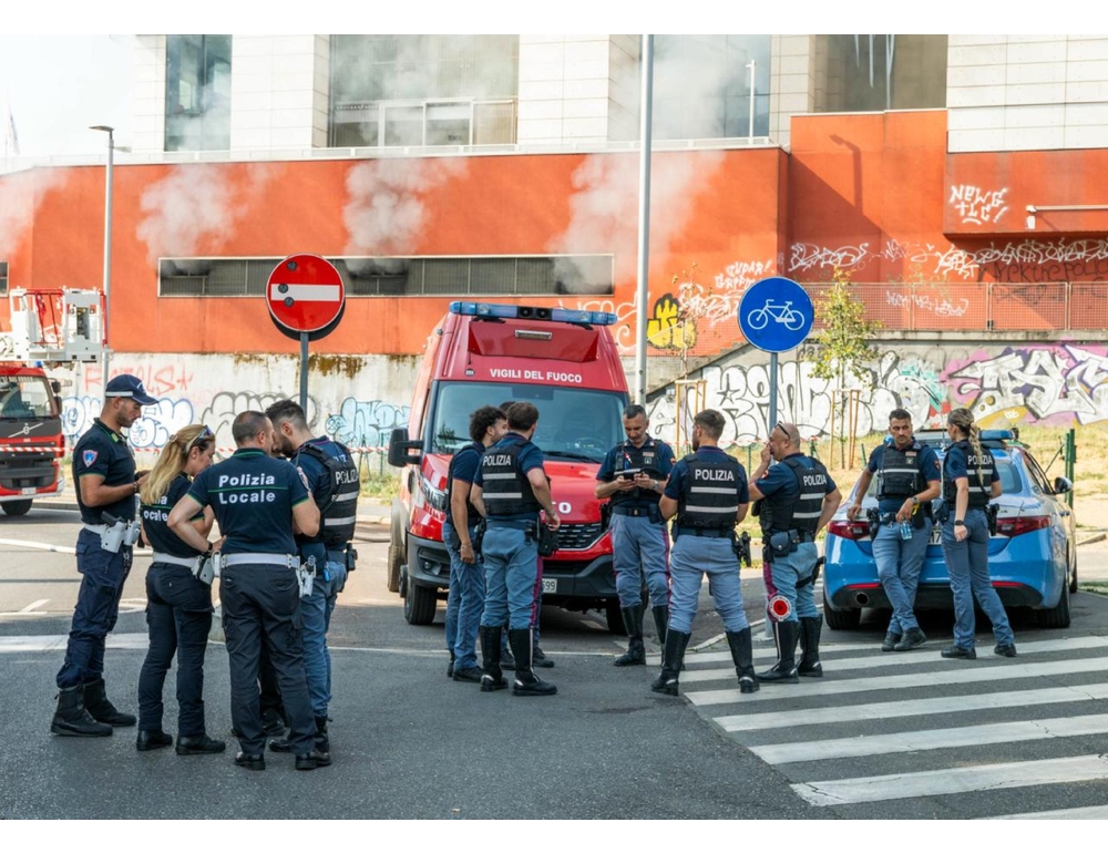 Colonna di fumo da binario in stazione a Milano, due pompieri intossicati