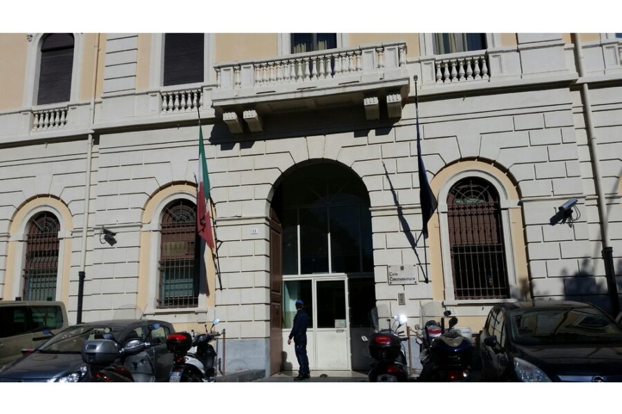 'Feriti alcuni agenti'. Prigione circondata dalle forze dell'ordine