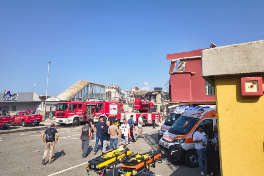 La struttura di due piani con negozi e abitazioni