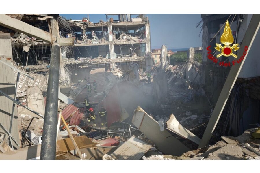 Vigili del fuoco procedono con cautela