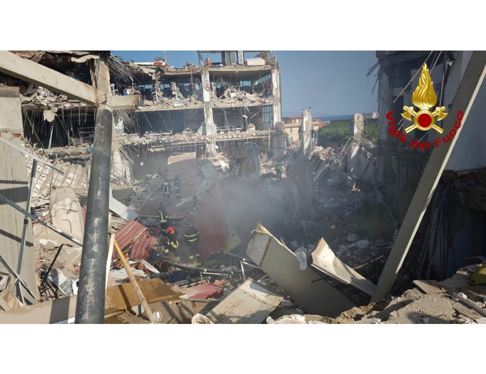 Crollo edificio Messina, si continua a scavare senza sosta tra le macerie