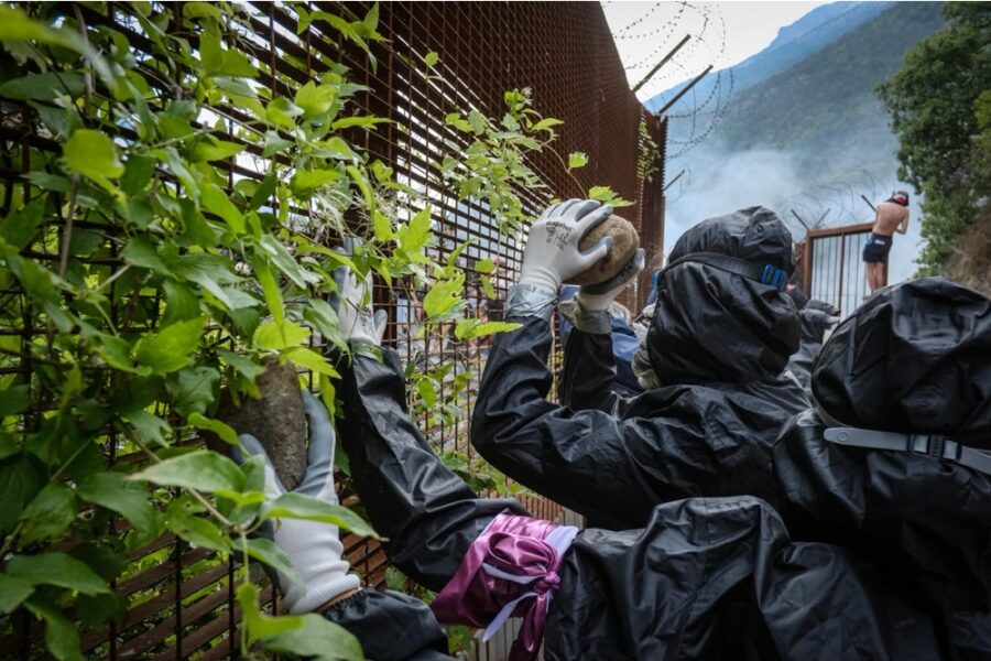 Forze dell'ordine al lavoro per repertare
