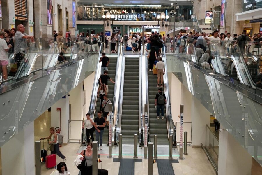 Problema sarebbe stato dovuto anche per presenza alcune persone nella galleria Mirabello