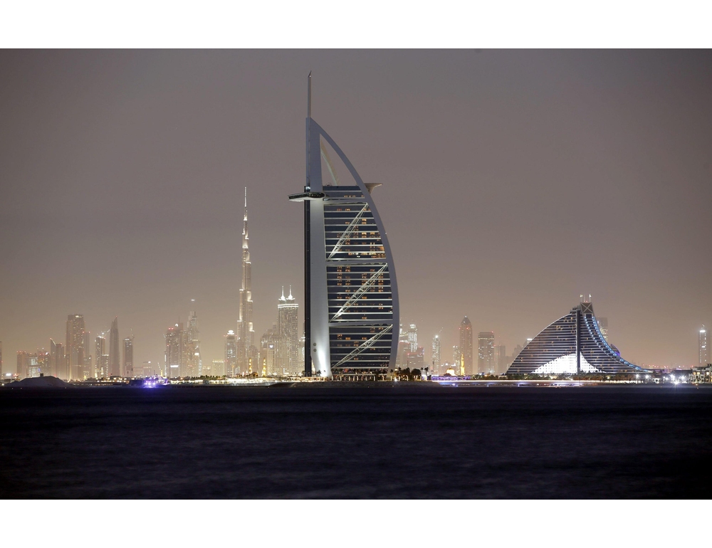 Dubai contrasta la crisi per la guerra, 800 dollari a chi porta turisti
