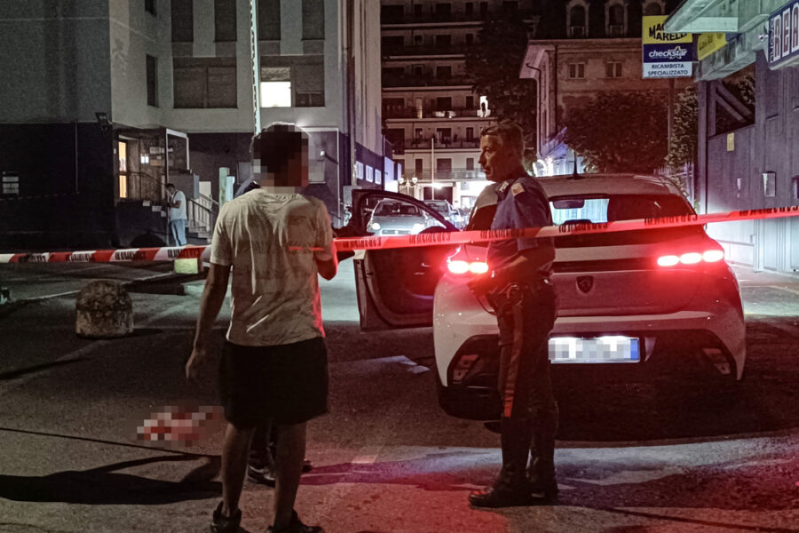 Uno dei due riconosciuto da un testimone. Si cerca un terzo uomo