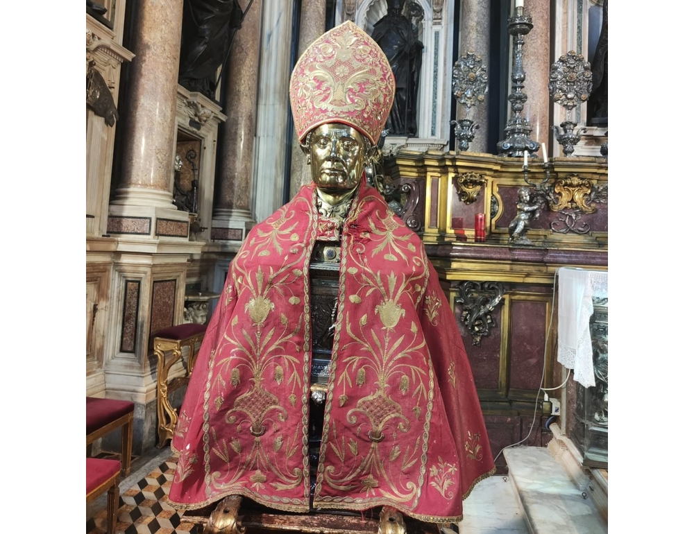 Entra nel duomo di Napoli e prende la mitria di San Gennaro, arrestato