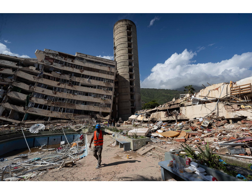 Estratto vivo dopo otto giorni l’uomo intrappolato a La Guaira
