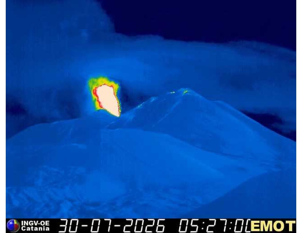 Etna, attività stromboliana alla Voragine ed emissione di cenere