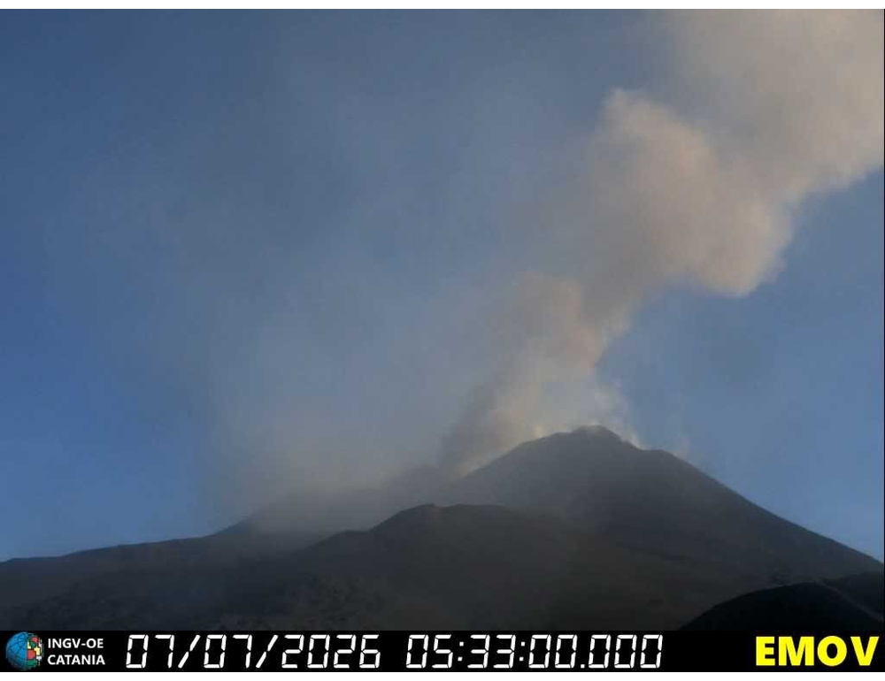 Etna: continua emissione cenere, blocco voli a Catania fino alle ore 14