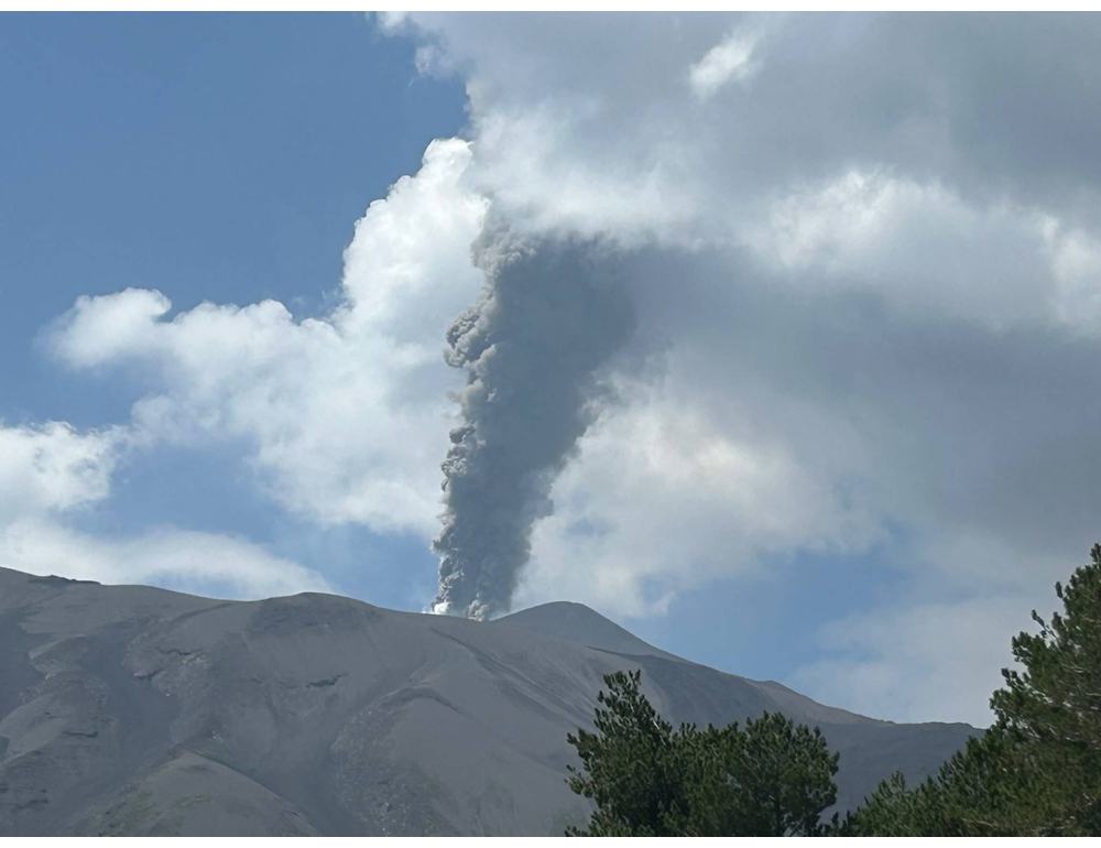 Etna, flusso piroclastico e nube lavica alta 7 km dalla Voragine