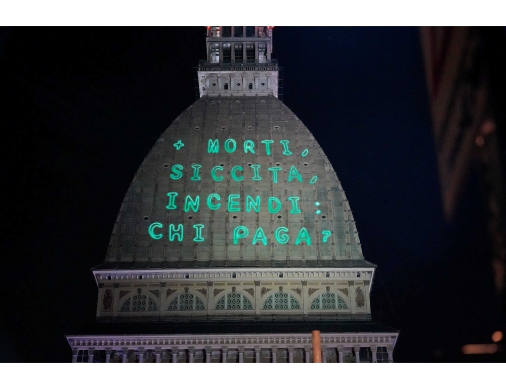 Extinction Rebellion proietta slogan sulla Mole Antonelliana a Torino