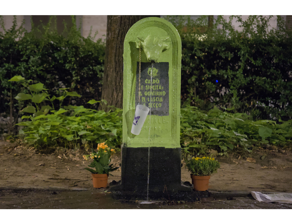 Extinction Rebellion ridipinge di verde fluo fontane in centro a Torino