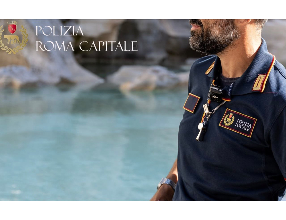 Fanno il bagno in una fontana monumentale del centro di Roma, sei fermati