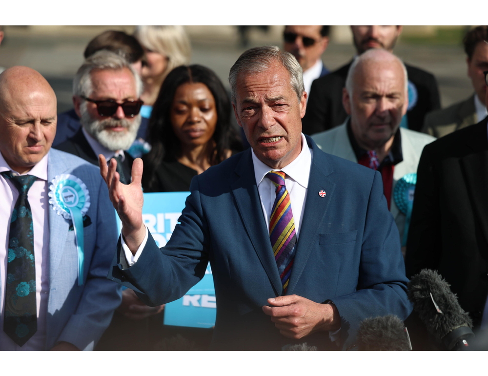 Farage annuncia a sorpresa le sue dimissioni da deputato in Gb