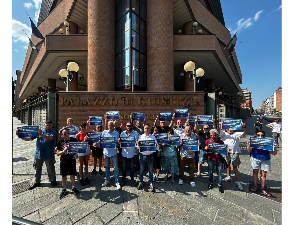 Flash mob di Futuro Nazionale davanti al tribunale di Torino per Roggero