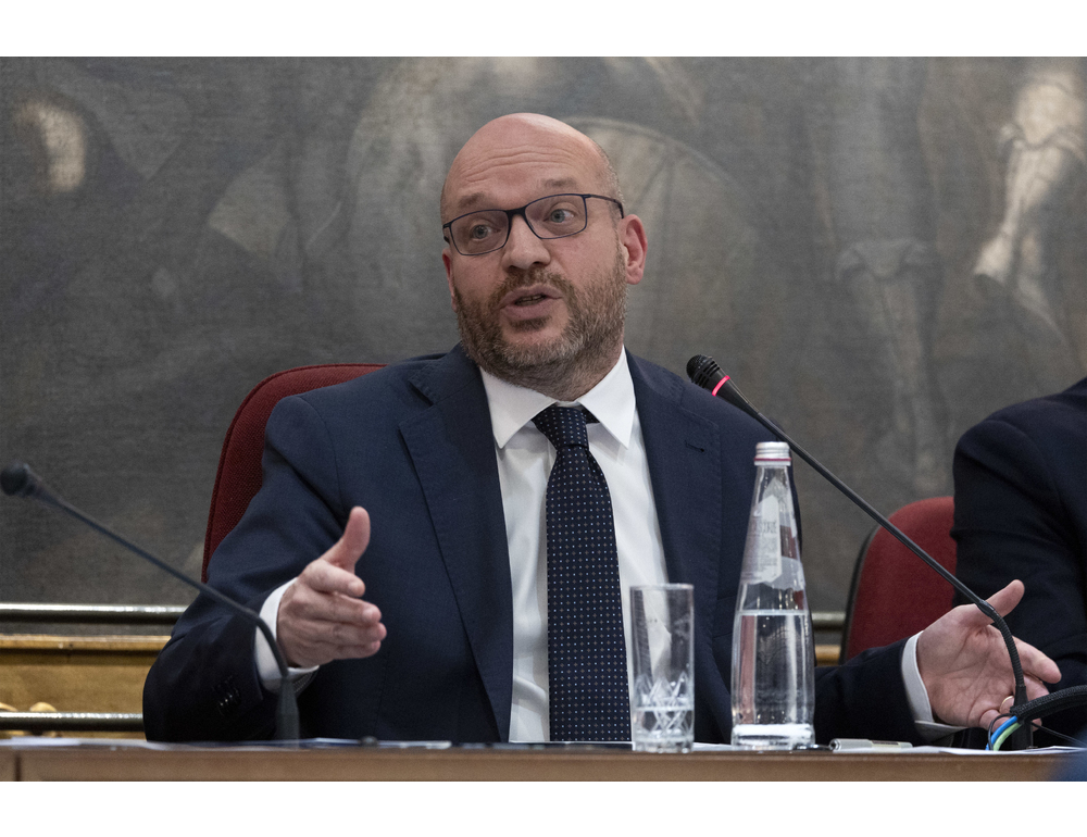 Fontana chiede parere a Giunta regolamento, congelato accesso a chat Delmastro