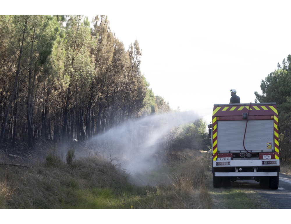 Francia, oltre 12.000 abitanti e turisti evacuati per l’incendio a nord di Arcachon