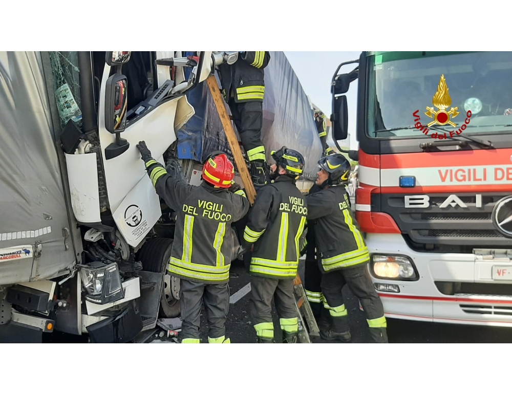 Furgone si incastra sotto un camion, conducente muore in A4