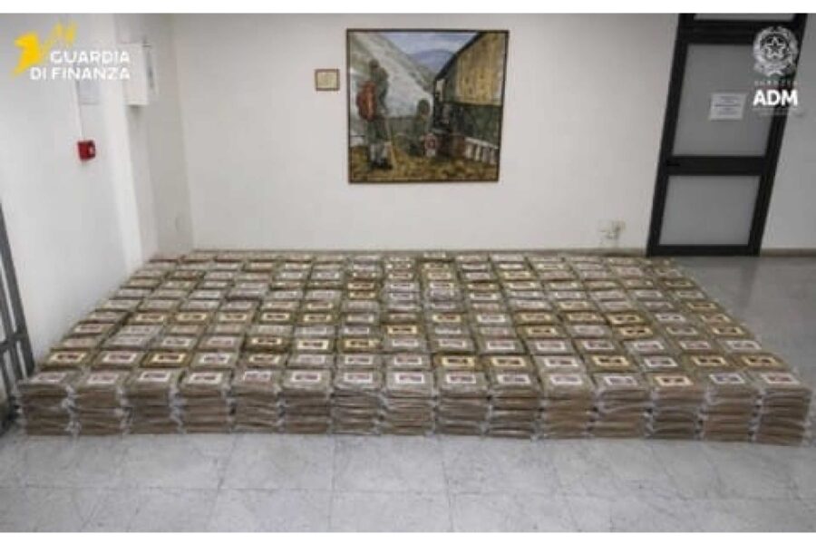 Droga nascosta tra le banane. Valore stimato al dettaglio 250 milioni