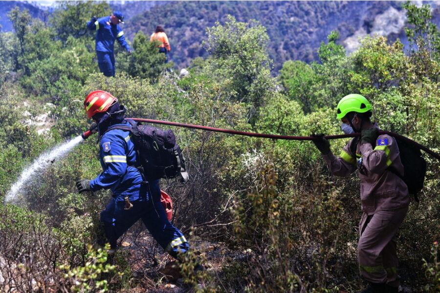 Attesi i rinforzi per i vigili del fuoco