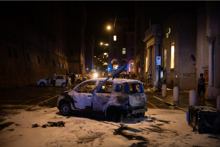 La città si sveglia ferita per gli scontri dopo la piazza per Abderrahim Fakir