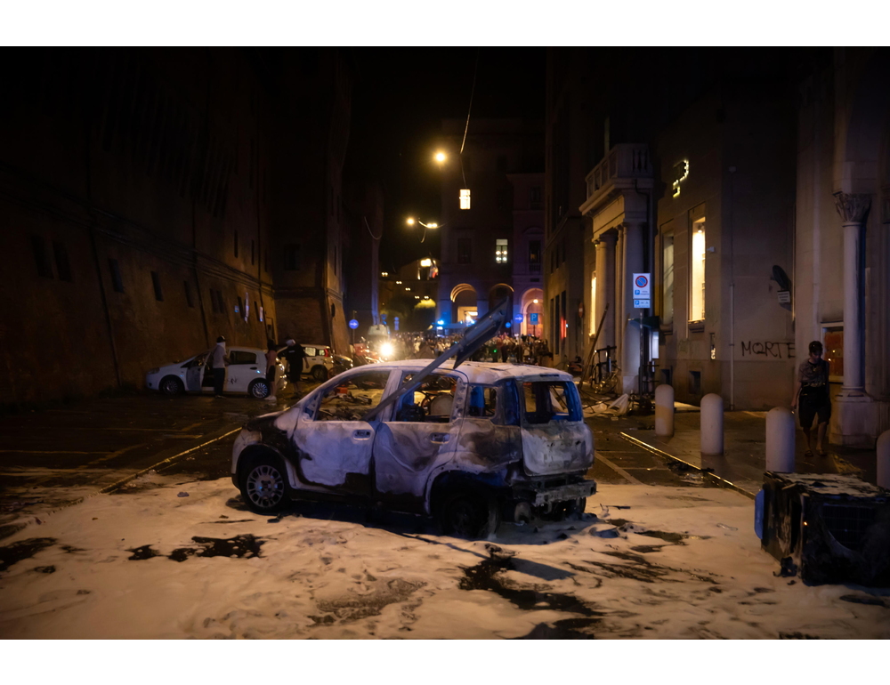 Guerriglia a Bologna fino a notte, incendiata anche un’auto del Comune