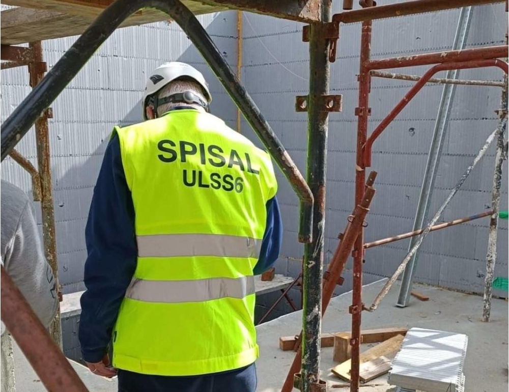 Ha un malore e batte la testa, 85enne muore in cantiere edile