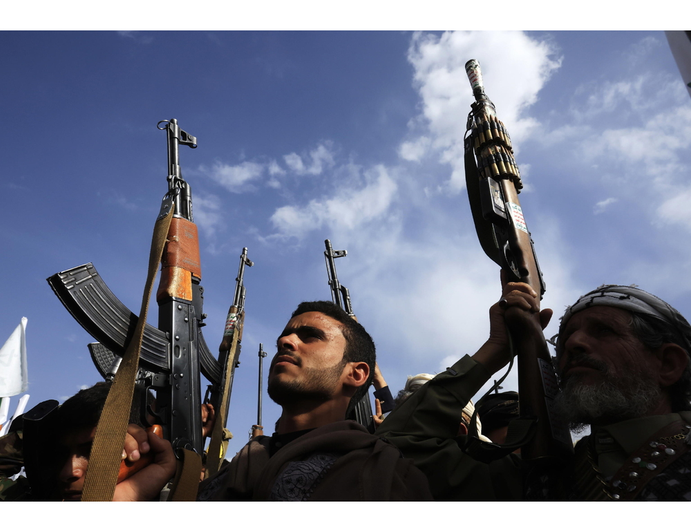 Houthi, risponderemo agli attacchi contro l’aeroporto di Sana’a
