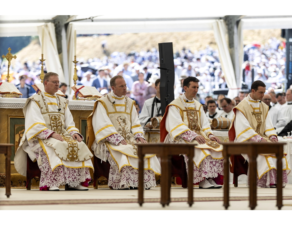 Il Vaticano ufficializza la scomunica per i vescovi lefebvriani