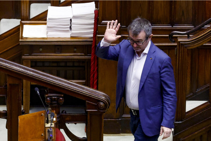 Decisione comunicata in capigruppo. Il voto era atteso oggi nell'Aula della Camera