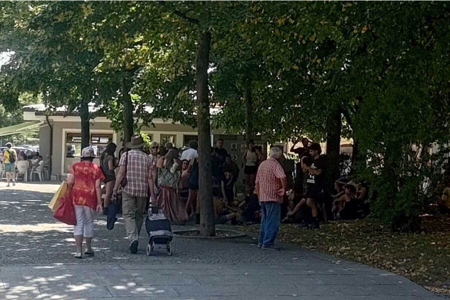 Una cinquantina di giovani è riunita nel centro di Susa per confrontarsi