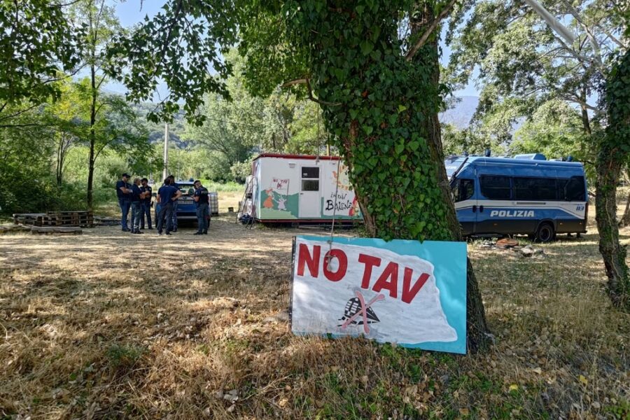L'ordinanza appesa nell'area dove i No Tav avevano organizzato l'iniziativa
