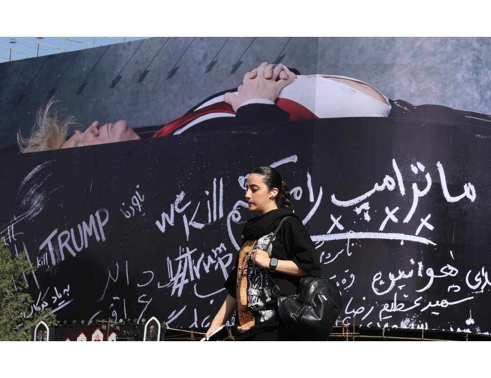 Il presidente Usa in una bara, svelato un nuovo murale a Teheran