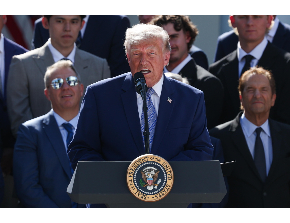 Il tycoon posta foto col cappellino ‘Trump 2028’, con Jfk e mentre salva Washington