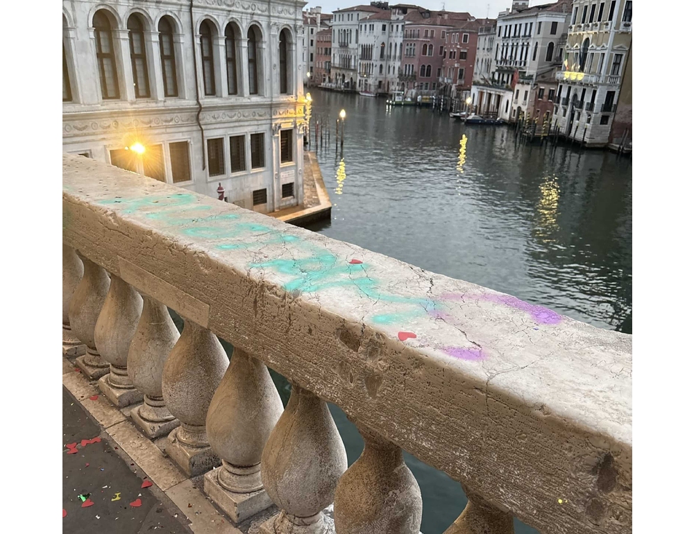 Imbrattano il Ponte di Rialto di Venezia con spray, tre giovani bloccati e denunciati