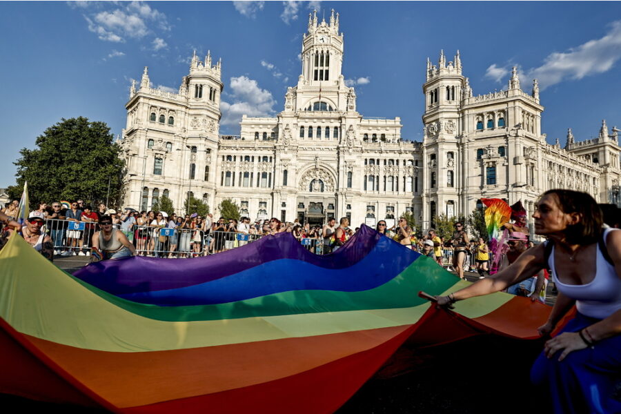 Un fiume di bandiere arcobaleno e cinquanta carrozze al grido 'dissidenza e resistenza"