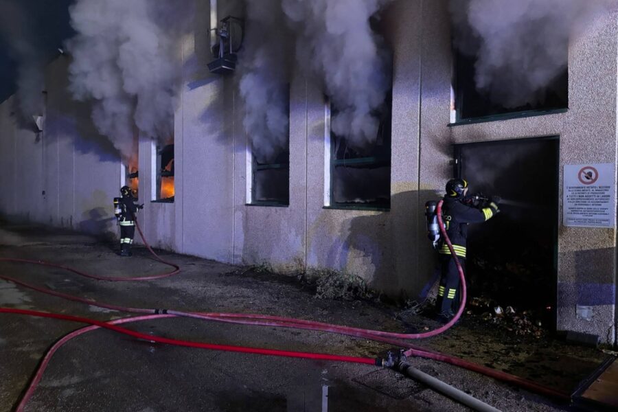 Bruciano 4.000 metri quadrati di magazzino della Lazzaroni