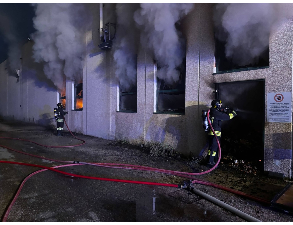In fiamme deposito dolciario nel Teramano, disagi sull’autostrada A24