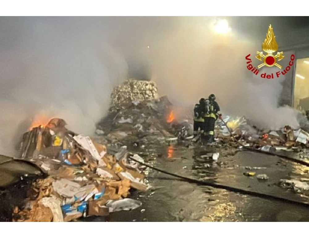 In fiamme ecoballe nella zona industriale di Trieste, due intossicati