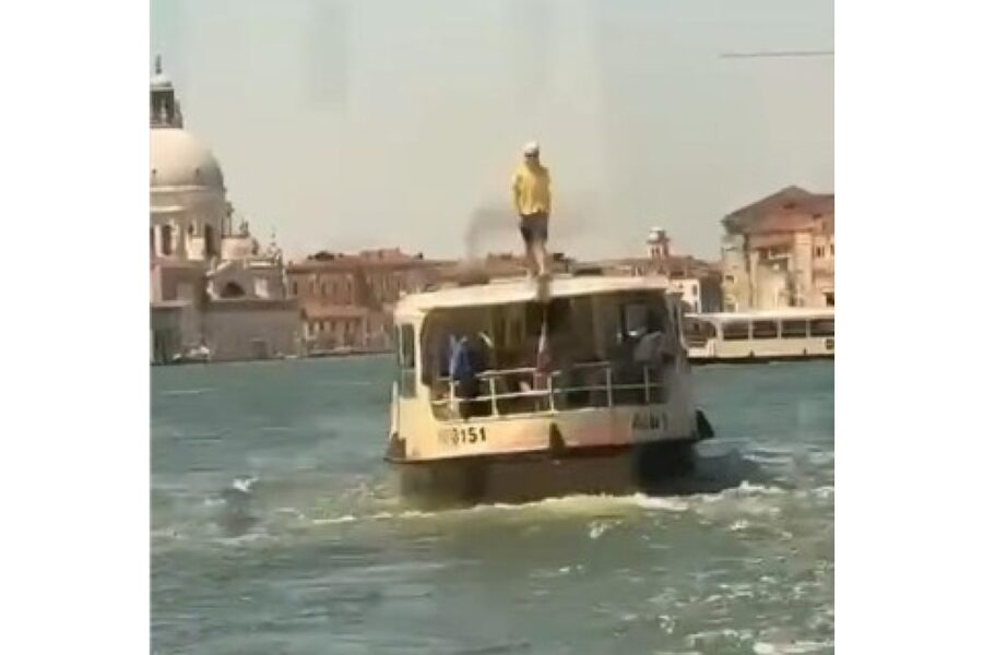 La denuncia su Facebook: 'Rispetto per la nostra città!'