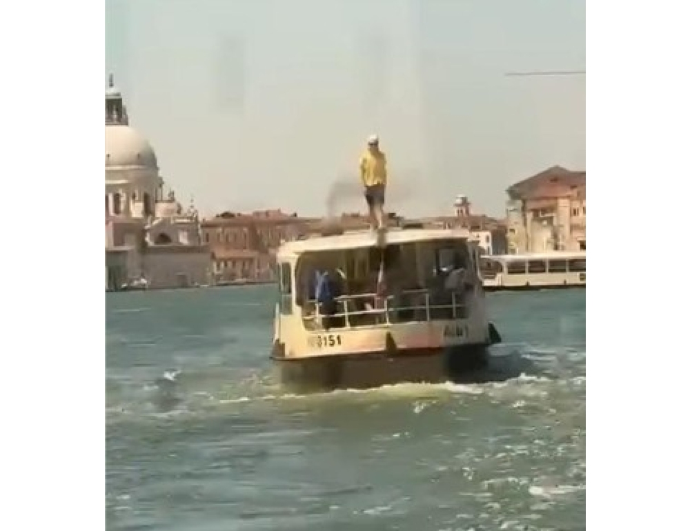 In piedi sopra un vaporetto, fermato un turista dalla Polizia locale di Venezia